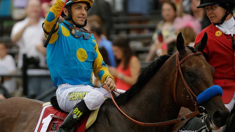 El jinete mexicano Víctor Espinoza en el caballo 'American Pharoah', favoritos para ganar el Belmont Stakes