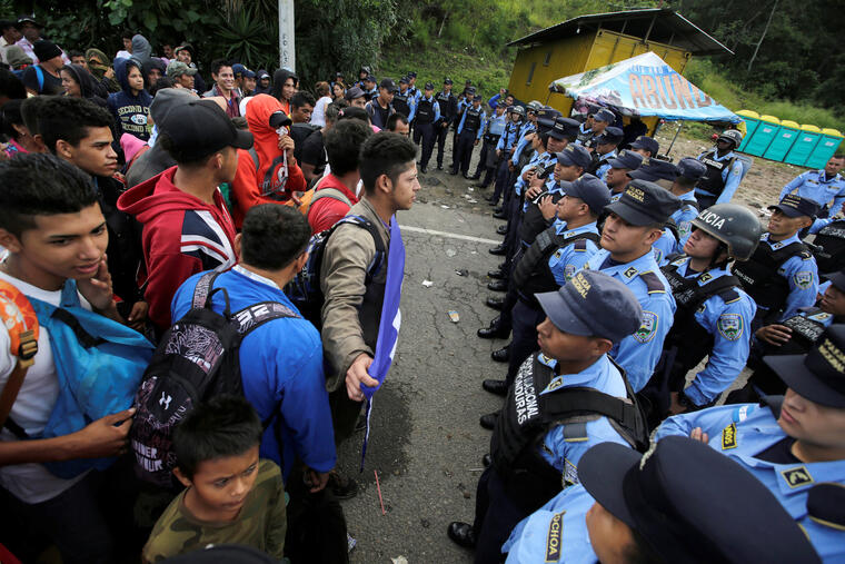 Antes de llegar a la frontera Guatemala-México inmigrantes hondureños bloquearon el acceso en Agua Caliente, ciudad que divide Guatemala de Honduras. 