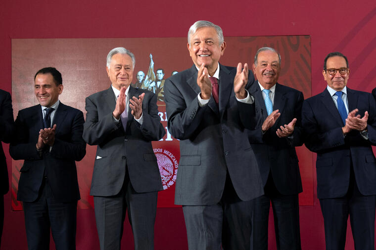 Andrés Manuel López Obrador en un evento de agosto 2019 con empresarios como Carlos Slim (segundo de derecha a izquierda) y el encargado el consejo empresarial Carlos Salazar (derecha)