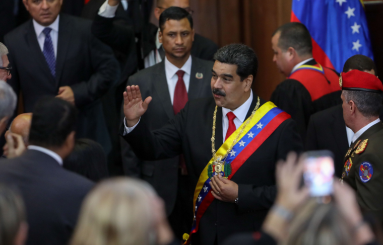 El presidente de Venezuela, Nicolás Maduro (c) este jueves en  la sede del Tribunal Supremo de Justicia recibe el respaldo de los magistrados.