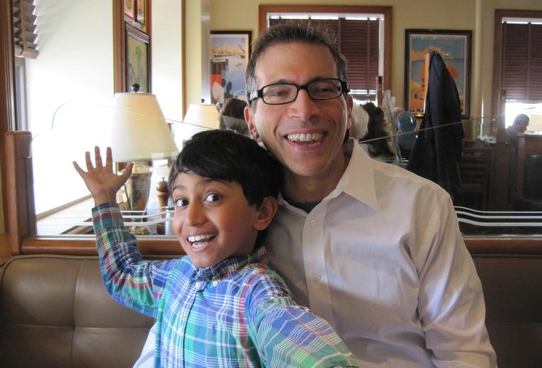Kieran Shafritz junto a su padre en abril de 2015