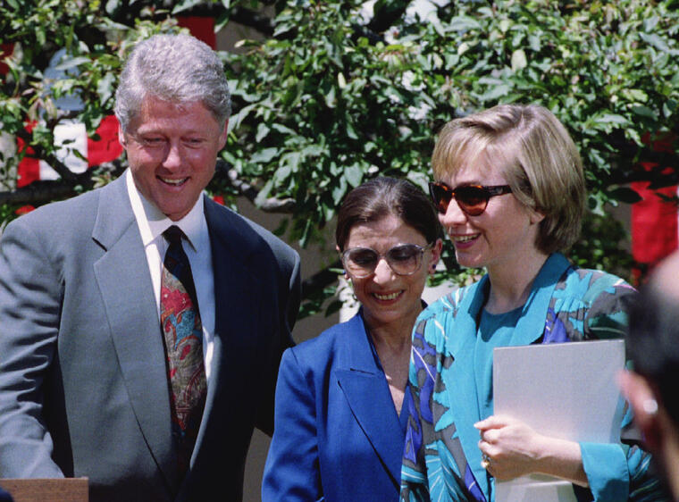 El presidente Bill Clinton y la primera dama Hillary Clinton, tras la nominación de Ruth Bader Ginsburg como jueza a la Corte Suprema.