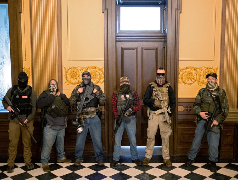 Milicianos protestan contra la orden de permanecer en casa por el coronavirus afuera de la Oficina del Gobernador en Michigan