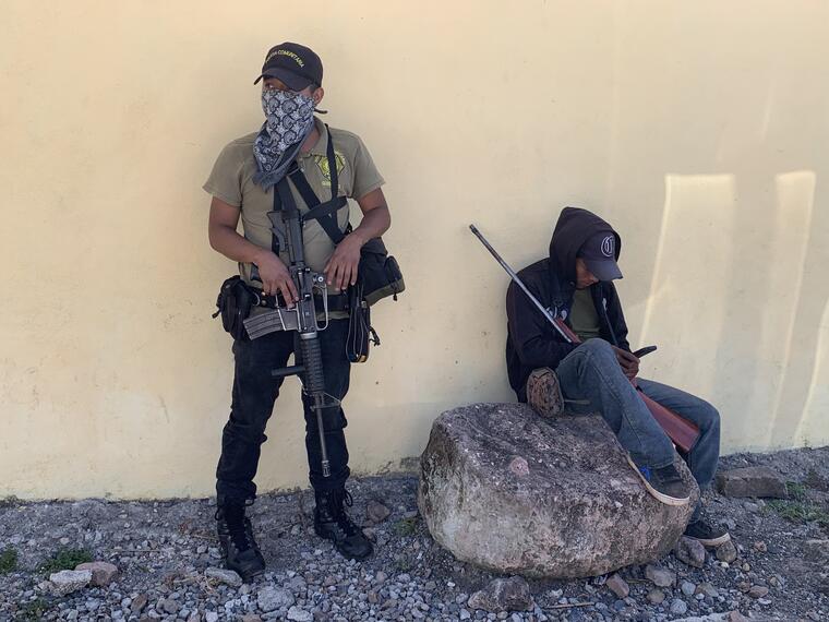 Miembros de la policía comunitaria de Ayahualtempa, Guerrero.