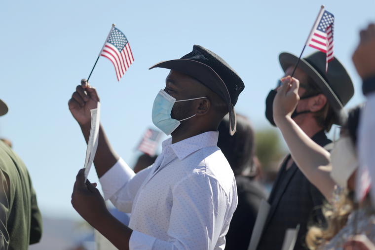 Franklin Kirimi, un inmigrante de Kenia de 44 años, toma juramento para convertirse en ciudadano de Estados Unidos durante una ceremonia de naturalización celebrada en el Parque Nacional Joshua Tree, California, este 4 de mayo de 2021.