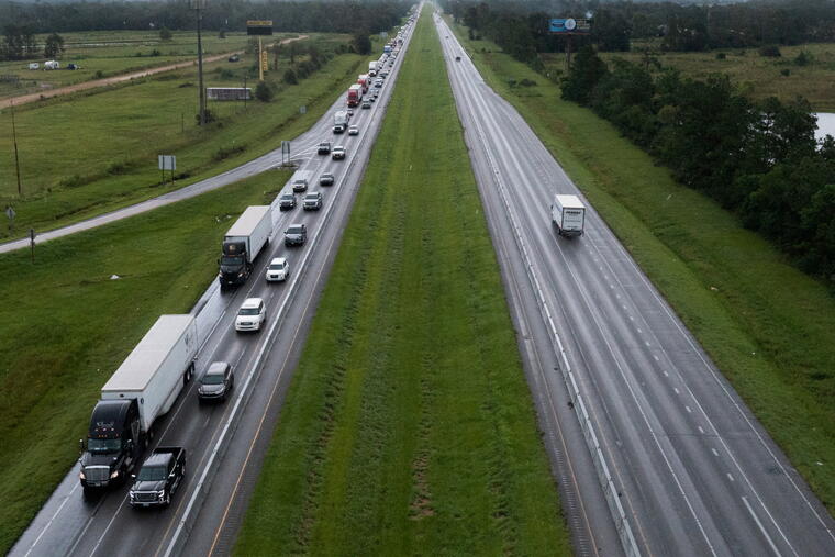 Residentes de Louisiana toman las carreteras para salir del estado antes de la llegada del huracán Ida, el 28 de agosto de 2021. 