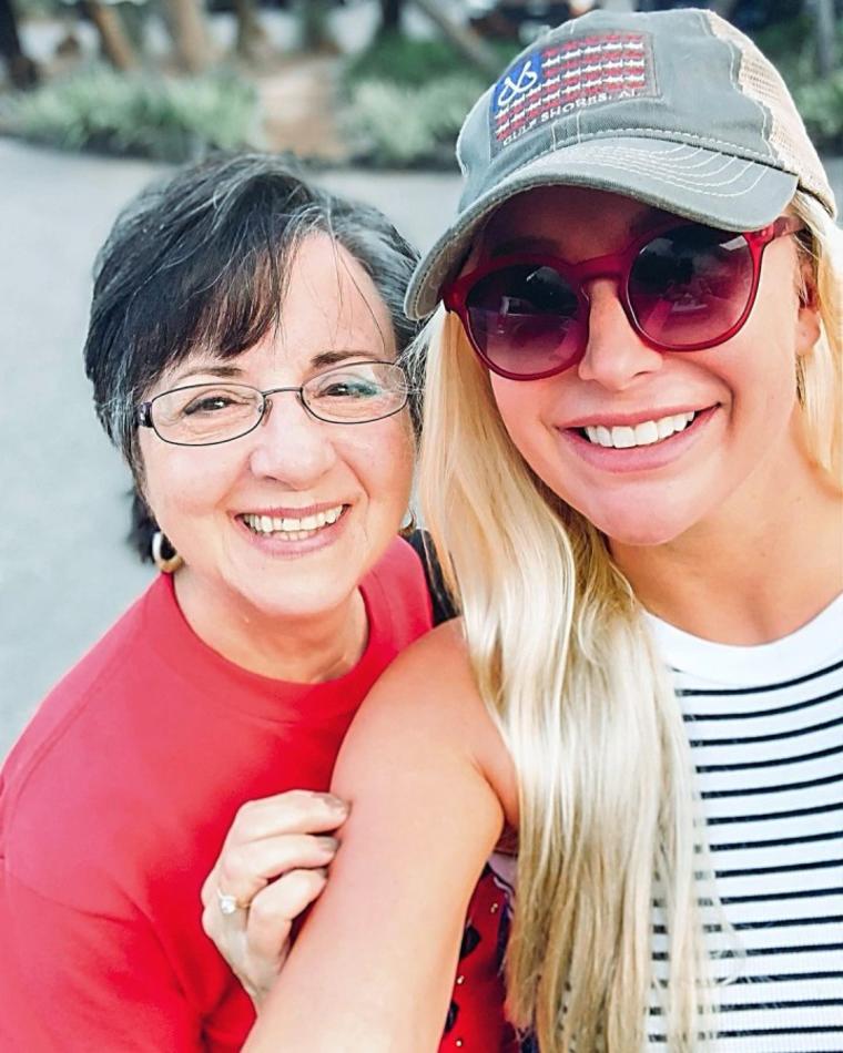 Megan Montgomery y su madre, Susann Montgomery-Clark, en la playa en 2019.