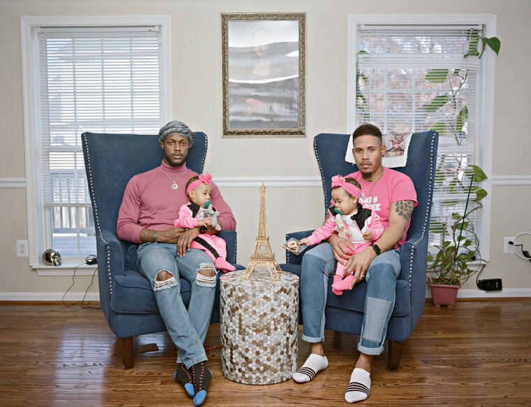 Vernon y Ricardo con sus gemelas en su casa de Clinton, Maryland. 