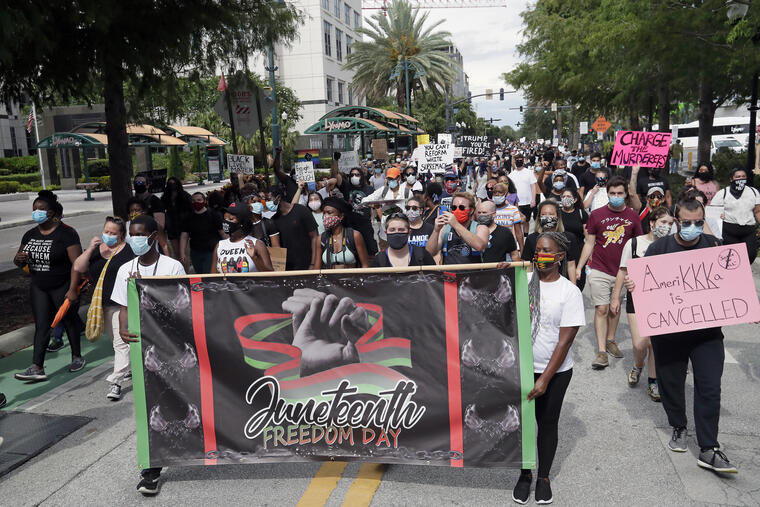 Manifestantes marchan en Orlando, Florida, durante Juneteenth. 