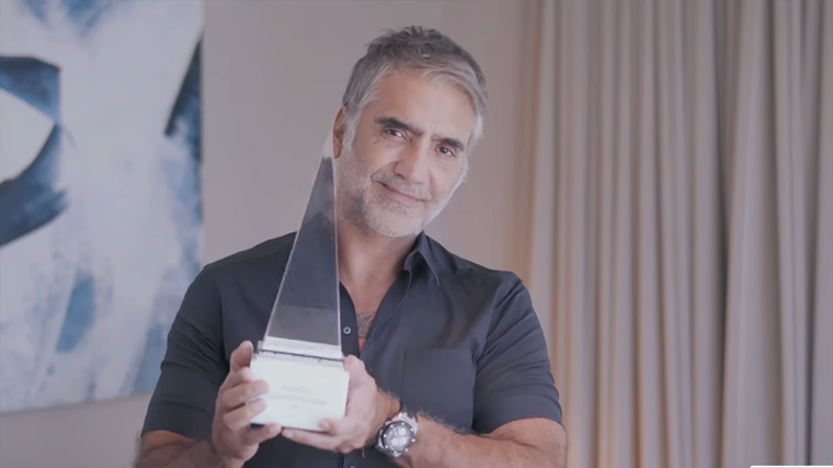 Alejandro Fernández recibe un premio en los Latin American Music Awards 2021