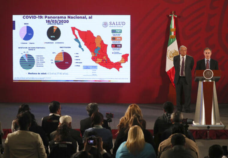 Andrés Manuel López Obrador (izq.) y el subsecretario de Salud Hugo López-Gatell durante una conferencia sobre la situación del COVID-19 en México, el 19 de marzo