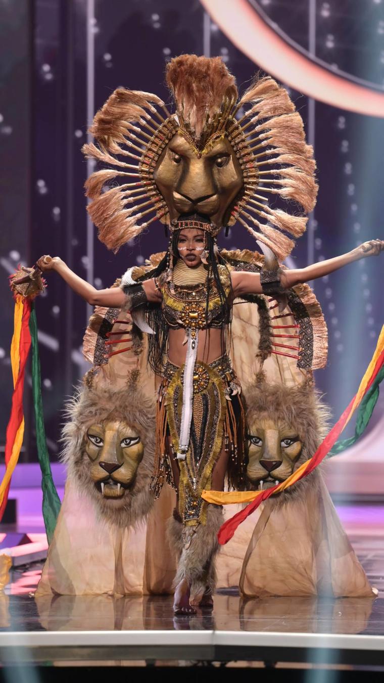 Miss Camerún, Angele Kossinda, en el desfile en traje típico de Miss Universo 2021