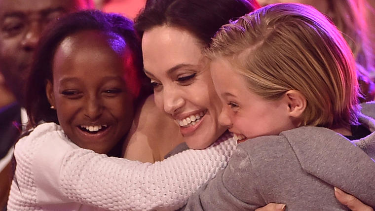 Angelina Jolie abrazó a sus hijas Zahara Marley Jolie-Pitt y Shiloh Nouvel Jolie-Pitt.