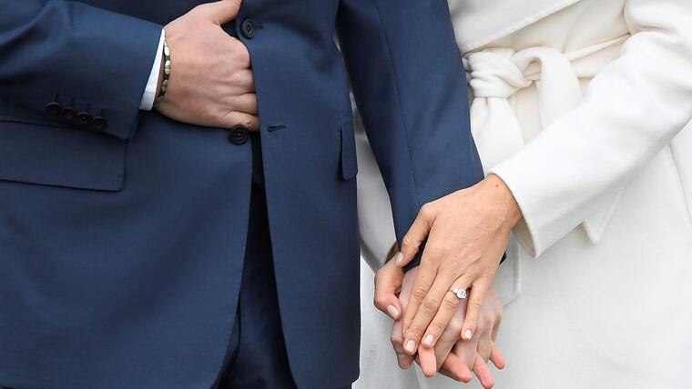 El Príncipe Enrique de Inglaterra posa junto a su prometida Meghan Markle en Kensington Palace, Londres. En la imagen se pu ede apreciar el anillo de compromiso de Markle. 