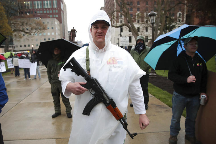 Un manifestante porta su rifle durante una protesta en el Capitolio de Michigan contra la orden de permanecer en casa 