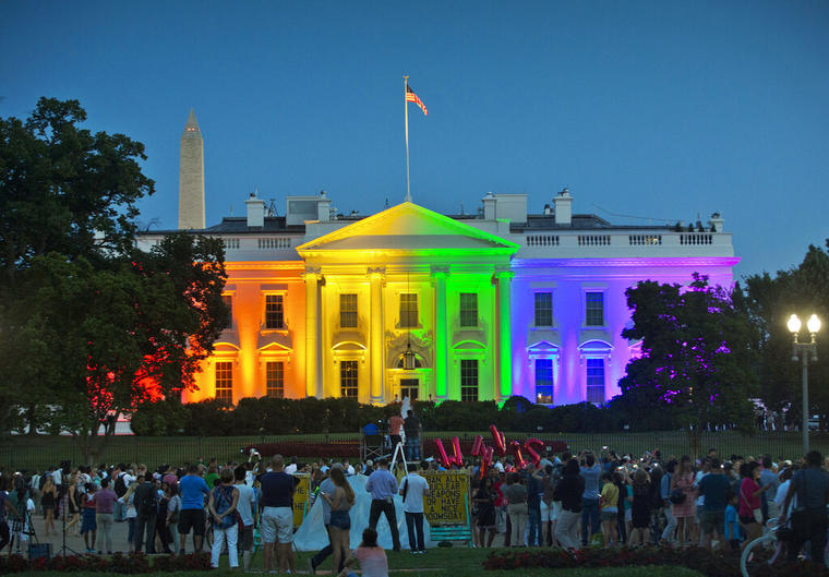Esta imagen de archivo del 26 de junio de 2015 muestra a la Casa Blanca iluminada con los colores del arcoiris para conmemorar la decisión de la Corte Suprema que legalizó el matrimonio igualitario en Estados Unidos.