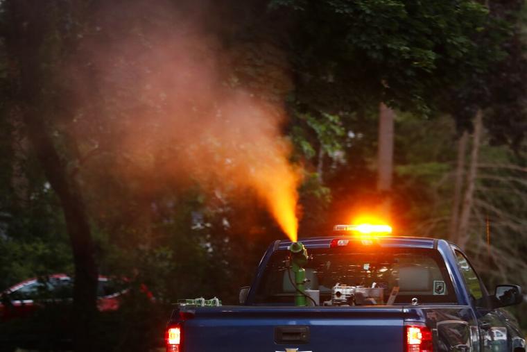 Un equipo de control de mosquitos fumiga un vecindario de Burlington, Massachussetts