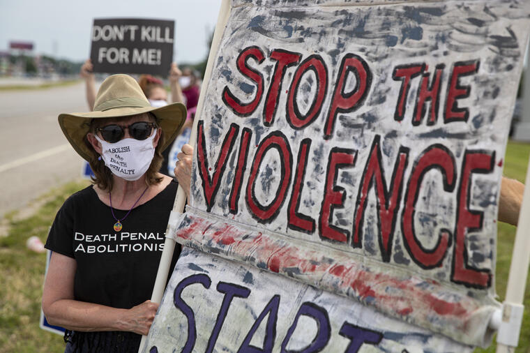 Protestas en las afueras de Terre Haute, Indiana, el pasado miércoles 15 de julio. "Detengan la violencia", pedían quienes se manifestaban en contra de la pena de muerte.