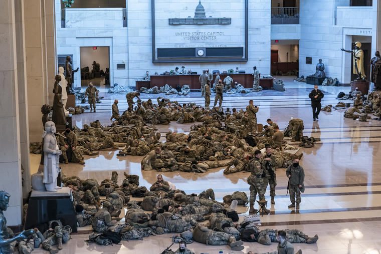 Los efectivos de la Guardia Nacional en el Capitolio rotan en turnos de 12 horas para proveer seguridad en las instalaciones en todo momento. 