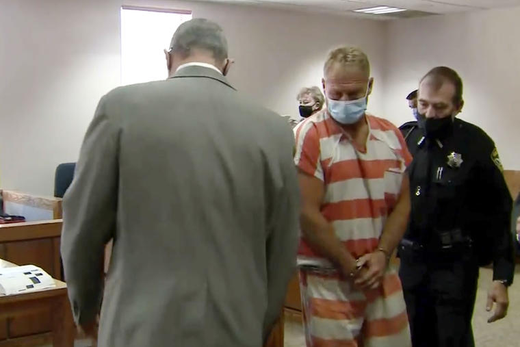  En esta imagen fija del video, Barry Morphew (en el centro), aparece en la corte en Salida, Colorado, el jueves 6 de mayo de 2021.
