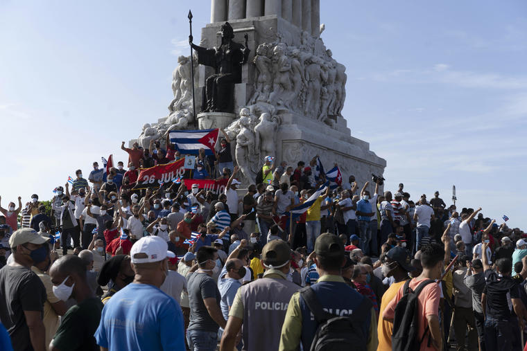  A gritos de "Abajo la dictadura" y "Ya no tenemos miedo", miles de cubanos exigieron un cambio de sistema este domingo en gran parte de la isla de poco más de 11 millones de habitantes. 
