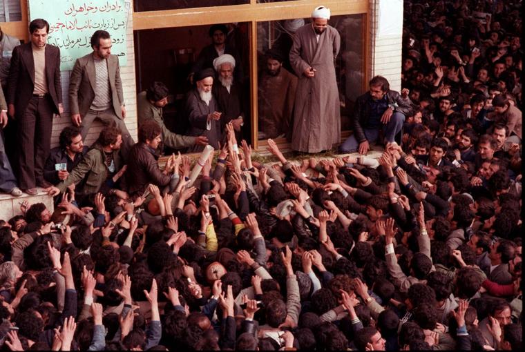 El 2 de febrero de 1979, el ayatolá Ruhollah Khomeini, centro, es recibido por sus partidarios a su regreso a Teherán, Irán.