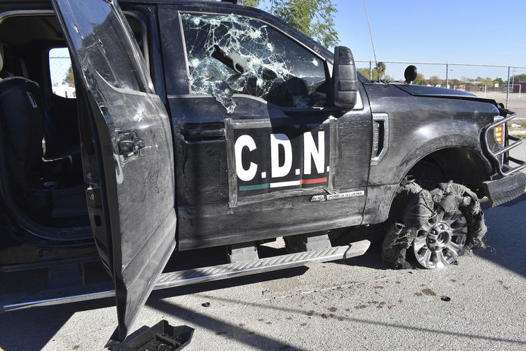 Una camioneta baleada, marcada con las siglas del Cártel del Noroeste, el domingo tras el tiroteo entre el narco y fuerzas de seguridad en Villa Unión. 