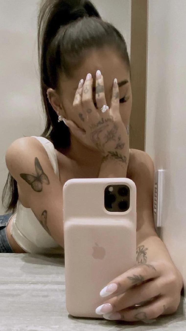 Ariana Grande con anillo de compromiso
