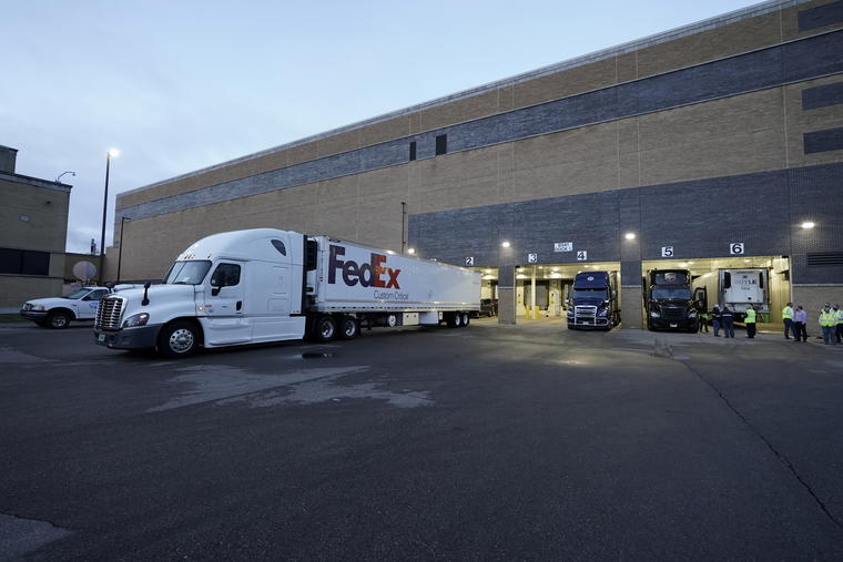 Un camión de FedEx.