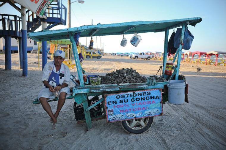 Un vendedor de ostras en Playa Bagdad, cerca de la ciudad fronteriza de Matamoros, México. 