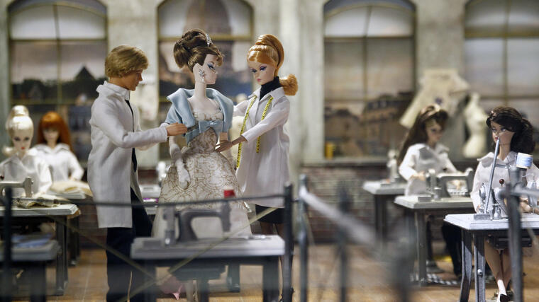 Exhibición de muñecas Barbie en el Museo de las Artes Decorativas en París.