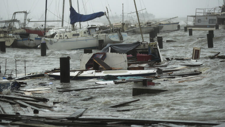 Botes y barcos destrozados tras el paso del huracán Hanna en el puerto deportivo de Corpus Christi, Texas.