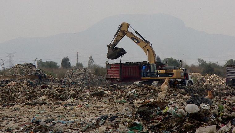 El Bordo de Xochiaca, un vertedero a cielo abierto ubicado en el Estado de México que diariamente procesa centenares de toneladas de residuos sanitarios.