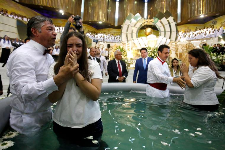 Ceremonia de bautizos a nuevos feligreses de La Luz del Mundo en Guadalajara, México. Junio 23 de 2019. 