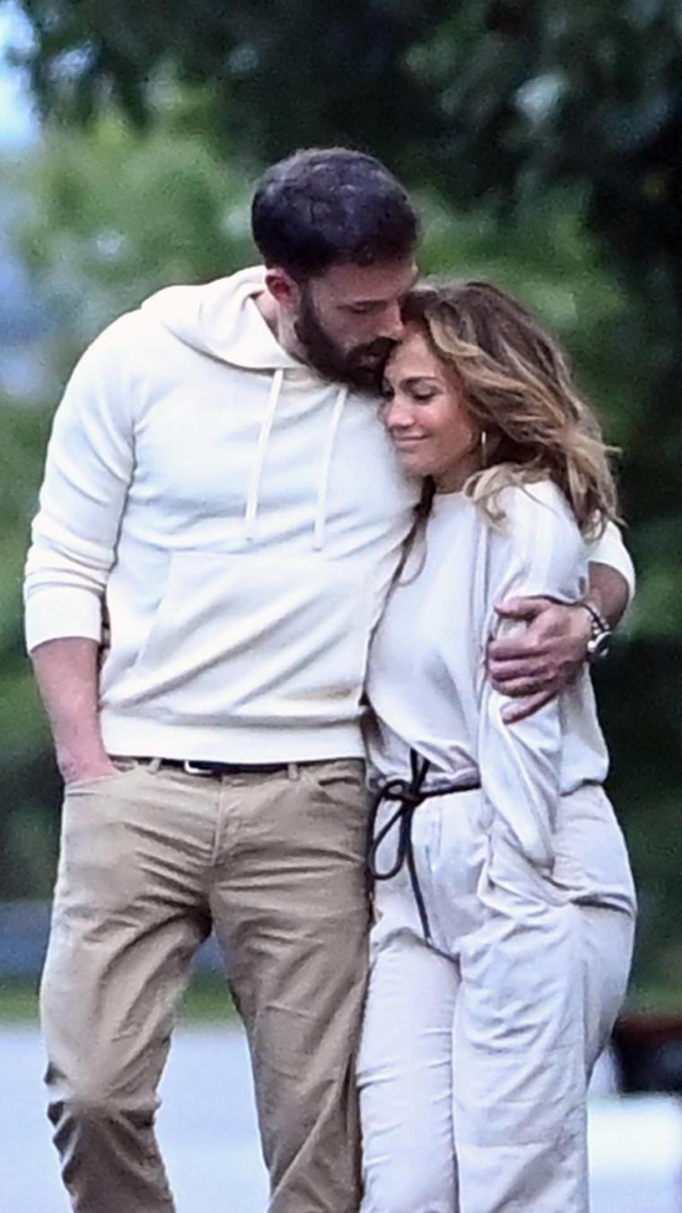Ben Affleck abrazando a Jennifer Lopez en The Hamptons