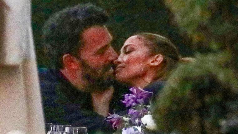 Ben Affleck con Jennifer Lopez, a punto de besarse, en el restaurante Nobu de Malibú