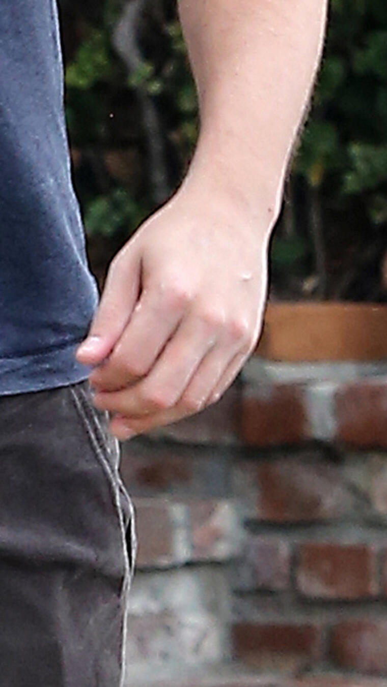 Ben Affleck sale a la calle sin su anillo de matrimonio.