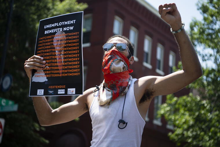 Manifestantes exigen la extensión de los beneficios por desempleo en las afueras del Capitolio este 22 de julio.