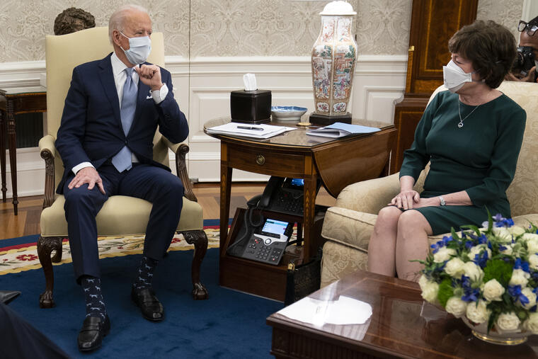  El presidente, Joe Biden, y la senadora Susan Collins.