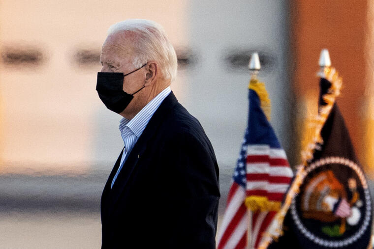 El presidente Joe Biden camina hacia el helicóptero presidencial