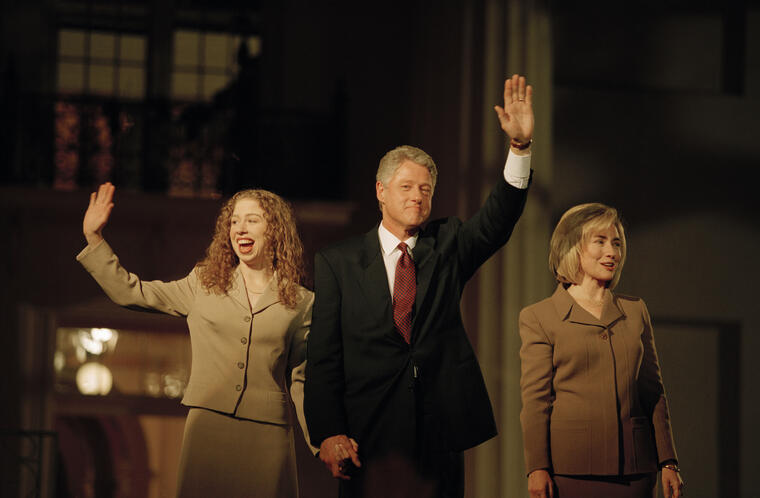 La familia Clinton saluda a los simpatizantes luego de la victoria electoral de Bill Clinton en 1996. 