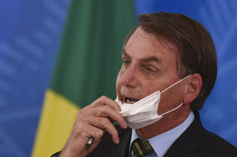Jair Bolsonaro usó una mascarilla durante una conferencia de prensa el miércoles 18 de marzo de 2020.