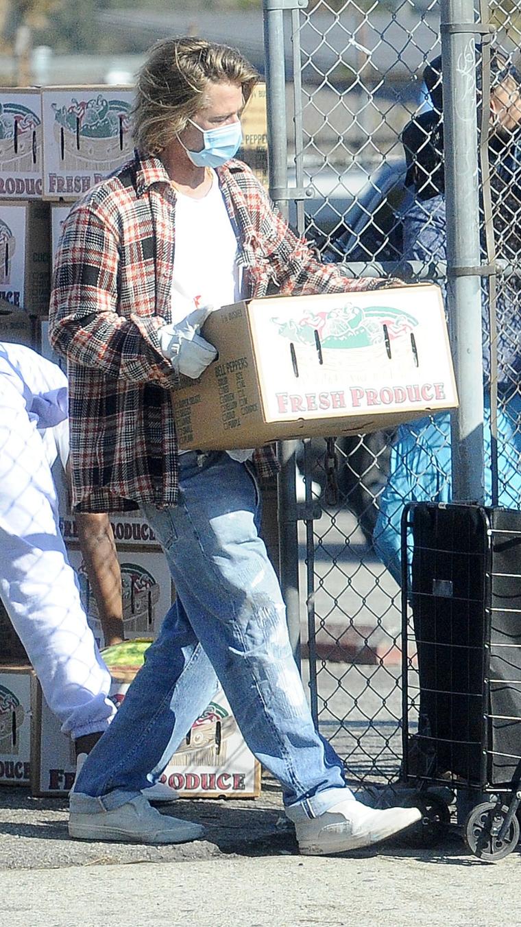 Brad Pitt reparte alimento en California
