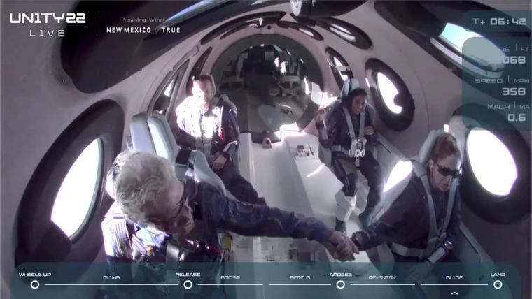 Richard Branson (al frente, a la izquierda) felicita a su tripulación tras completar su primer vuelo espacial a bordo de una nave de su compañía, Vorgin Galactic. 