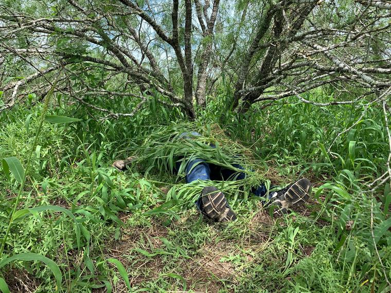 El cuerpo de un migrante salvadoreño que fue encontrado casi tres días después de que su grupo y su coyote lo dejaran atrás, cerca de Falfurrias, Texas.