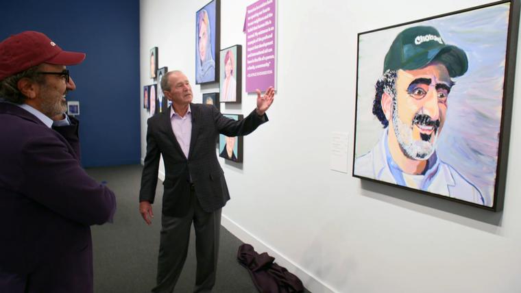 El expresidente George W. Bush mostrando uno de los retratos de su Out of many, one: Portraits of America's Immigrants, su más reciente libro.