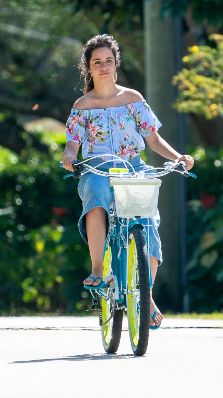 Camila Cabello en bici