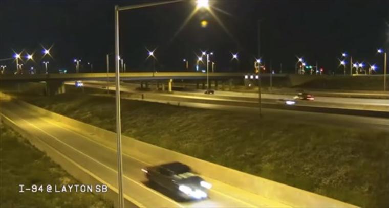 Una imagen captada por una cámara de seguridad cerca del aeropuerto internacional de Milwaukee muestra la camioneta en la que secuestraron a M.D.