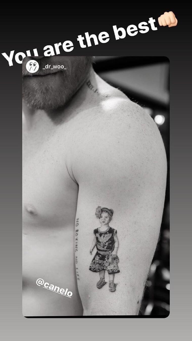 Saúl "El Canelo" Álvarez mostrando su tatuaje