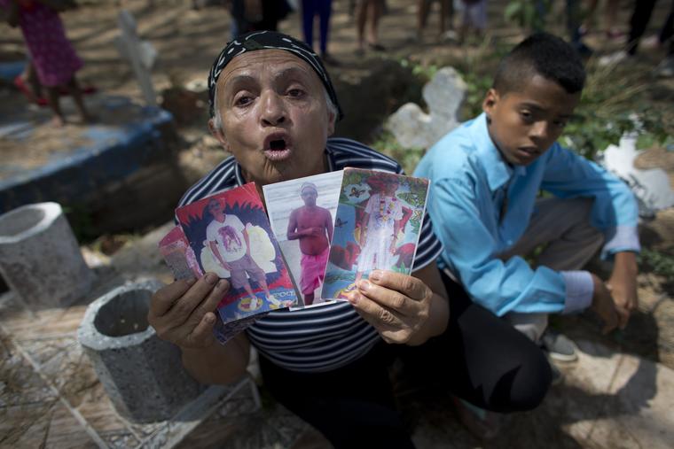 Yajaira Rojas mostraba fotos de su hijo Alix Eduardo Díaz, quien murió durante el incendio de una comisaría en Valencia, Venezuela, en marzo de 2018.
